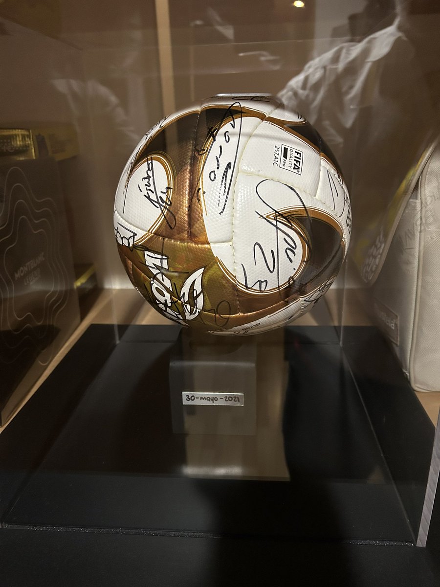 AlexOsoNolasco's tweet photo. Se trata de una playera y un balón originales. Firmados por todos los jugadores campeones del 2021. Son un par de joyas @YoNoSoyElChelo. https://t.co/VElFUanXlq