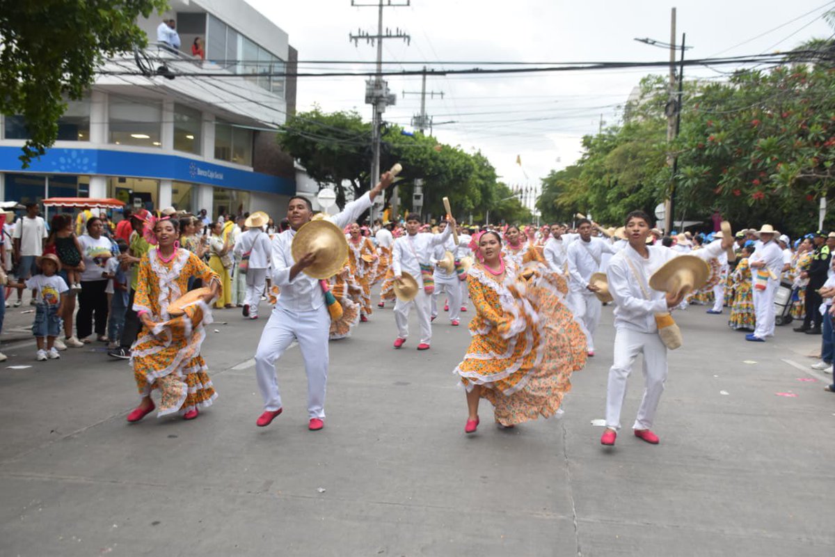 UnicesarOficial's tweet photo. #TBT festivalero, revivimos los mejores momentos de nuestra delegación en el Desfile de Piloneras del 59° Festival de la Leyenda Vallenata.

-Ritmo y Tradición 
-Danzas Upari UPC 
-Seccional Aguachica

Gracias por llevar el talento y la cultura upecista a las calles de Valledupar https://t.co/xa5bMDhLPN