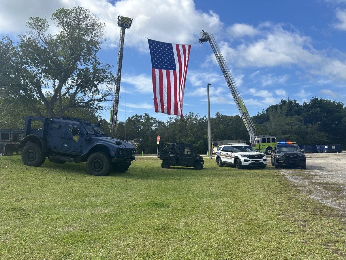 FIUPOLICE's tweet photo. Today, our FIUPD officers and assets were present at the Masters of Arts in Disaster Management field operations course at the Biscayne Bay Campus. In addition, four of our officers are students participating in the course.🌀🇺🇸 https://t.co/3plFwN1vWp