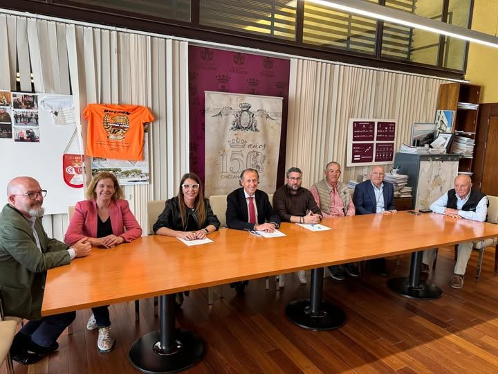 chiclanafm's tweet photo. El alcalde de Chiclana, José María Román, ha participado en la firma de un convenio de colaboración entre el Ayuntamiento de Chiclana, a través de EMSISA, y la Asociación de Bodegas de Chiclana, por el que el Ayuntamiento concede a esta entidad 8.000 euros para el vino https://t.co/nPBgOTu9xV