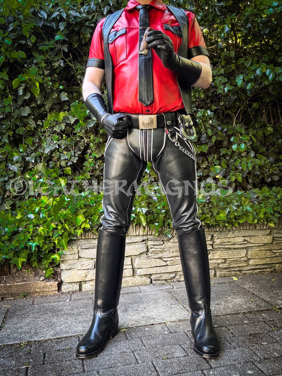 LeatherMagnus's tweet photo. Today I’m in tight fxxxer jeans and Weston boots. Care to pull my rear zipper down and stick your tongue up there? 

#gay #leatherman https://t.co/91235YewhL