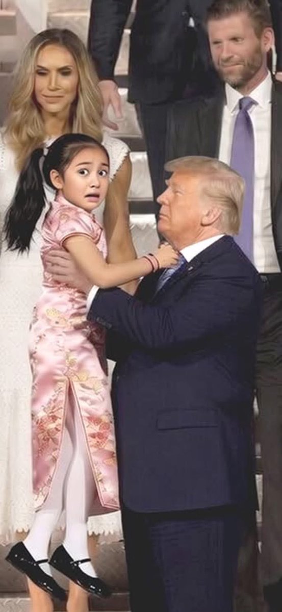 ReiS_TuRCo's tweet photo. Donald Trump'ın Çin ziyareti 🇨🇳

Zavallı çocuk🥹

Çocuğun yüzündeki ifadeye BAKARMISINIZ 🥹

Epstein dosyaları konuşmaktan vazgeçmeyin ⚠️🇺🇸👇 https://t.co/03XVynWBVS