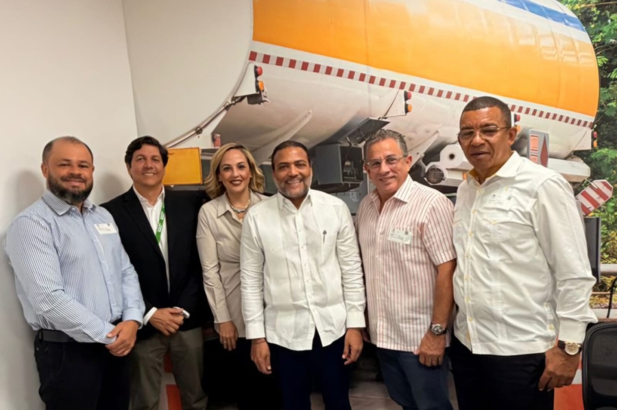ehplusdo's tweet photo. El nuevo director de Combustibles del MICM, Amin Vásquez, sostuvo un encuentro con representantes de Adecom y la Adodicode, en el que reafirmó la apertura de la nueva gestión para trabajar de manera conjunta con los actores de la industria.

El funcionario destacó la importancia del diálogo institucional como vía para fortalecer la regulación, la transparencia y la eficiencia del mercado de combustibles en la República Dominicana.

🔗 Continúe leyendo desde https://t.co/T1hUigQUPq

#EHPlus