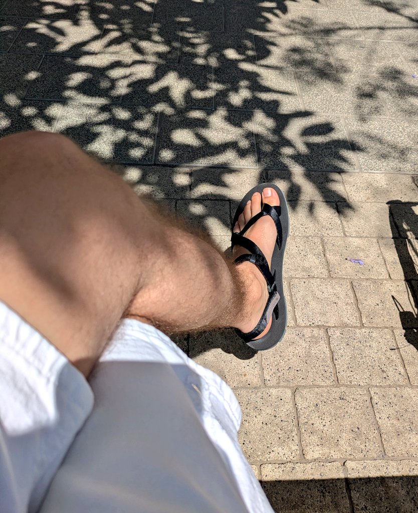 DFeet tweet media