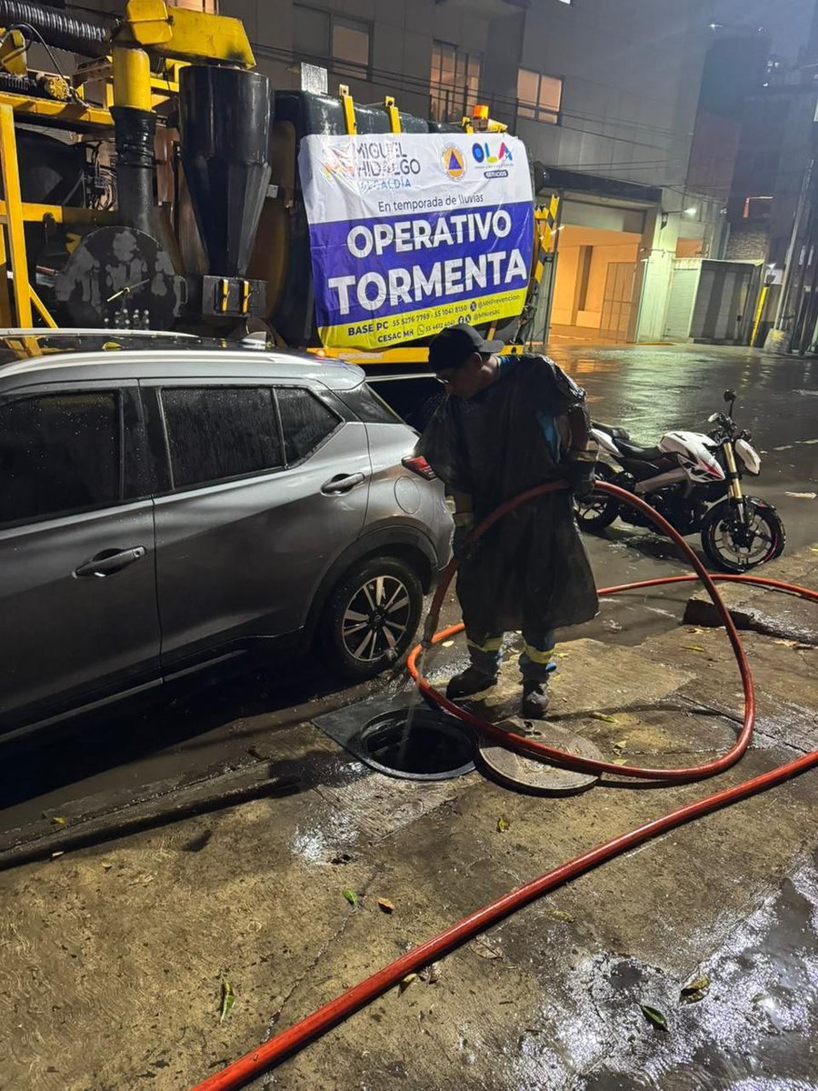 OlaMHmx's tweet photo. Nos alistamos para la temporada de lluvias, por ello las cuadrillas de la #OLAMH realizan trabajos de desazolve preventivo en diferentes colonias de #MiguelHidalgo. ⛈️💧

Así evitamos inundaciones o fuertes encharcamientos. 🌊☔️ https://t.co/huT17av0G9
