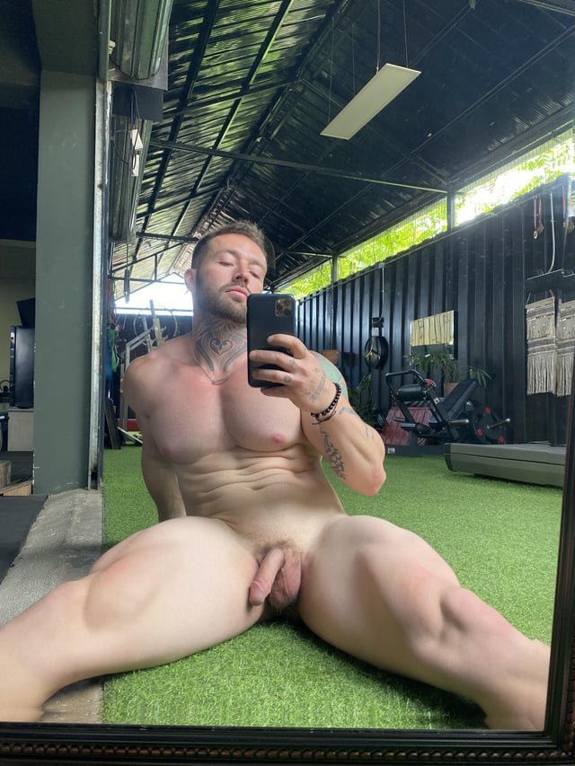 BodybuildersHOT's tweet photo. 💪 CARLOS CUBILLOS
🐦 @_GOLD_TRAINER
#bodybuildingbackstage #bodybuilding #backstage #nakedbodybuilder #muscles #hotbodybuilder #bodybuildingtan #bodybuilder #naked #nakedposing #bodybuilderposing #tanningsession #nakedtan https://t.co/wn9qQj8ytG