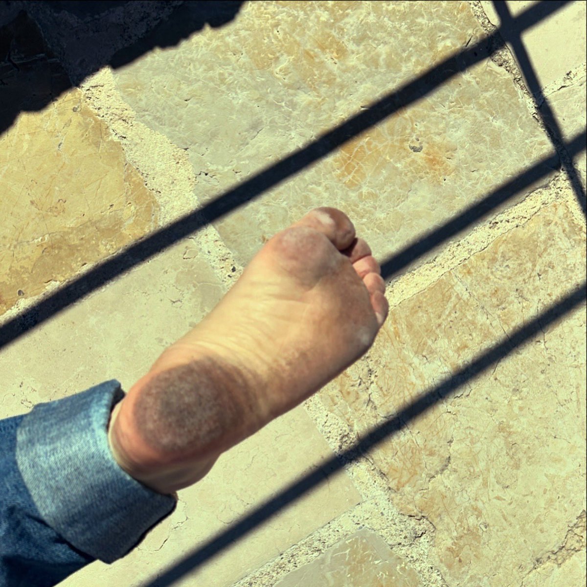immer_barfusser's tweet photo. Today I walked nearly 8 kilometers barefoot around Antibes. Although it's a seaside city and supposedly barefoot-friendly, the roads are too rough and covered in sharp particles, which is definitely not suitable for beginners. (It will absolutely hurt your feet.) https://t.co/IYkgCLatv5