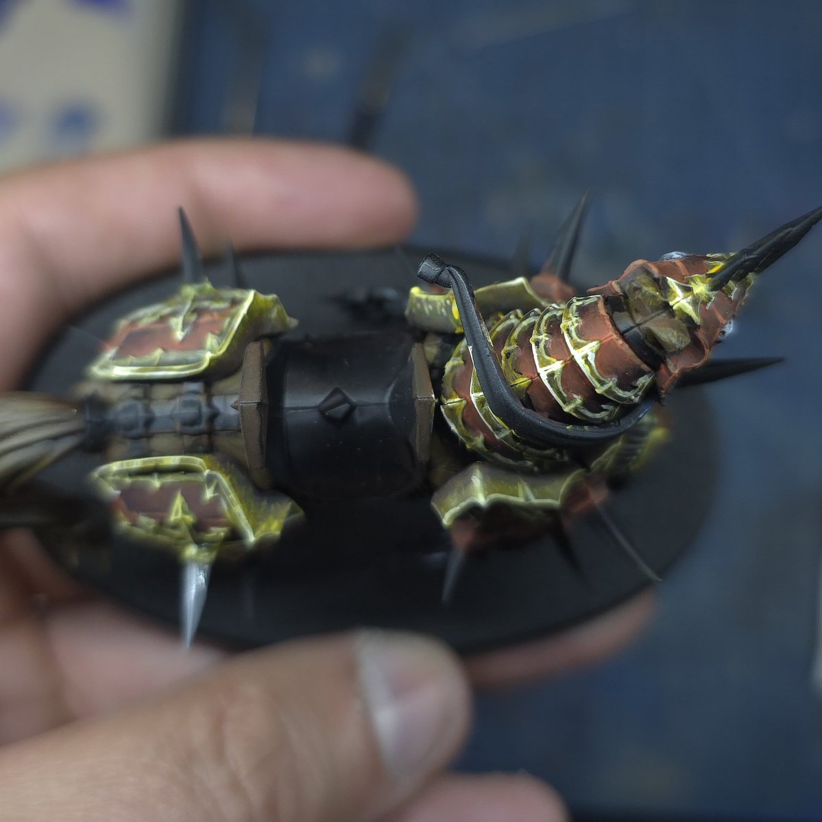 Farbencio's tweet photo. No será el mejor, y le faltará para estar bien hecho....pero me siento muy contento de como va esta mini, y de ver como avanzo y aprendo. Que ganas tenia de Caos!!!! #warhammercommunity #caos #paintingminiatures #paintingwarhammer https://t.co/Wxm0CNF1N8