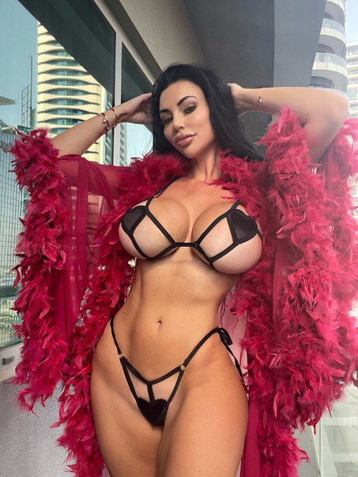 Yvonne Bar 🇩🇪 - Would you take me to the beach with you like this or nahh? ;) be honest ! https://t.co/quQvlKihoK