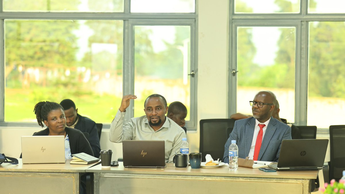 chu_butare's tweet photo. Today @chu_butare, Ag DG @Ngarambe_C led a data dissemination session highlighting findings from 4 research studies conducted in 2025–2026 FY. The studies will support evidence-based decisions,improve service delivery &amp;enhance patient satisfaction at CHUB. #EvidenceBasedPractice https://t.co/oAxm53clGp