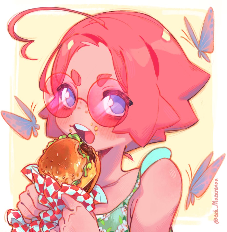 eeh_Macarenaa's tweet photo. I love pink, so I put it on everything! Haha! I chose the drawing with yellow glasses, but I also liked how the pink glasses looked. (beta version of my OC) https://t.co/fPb8oGl2sf