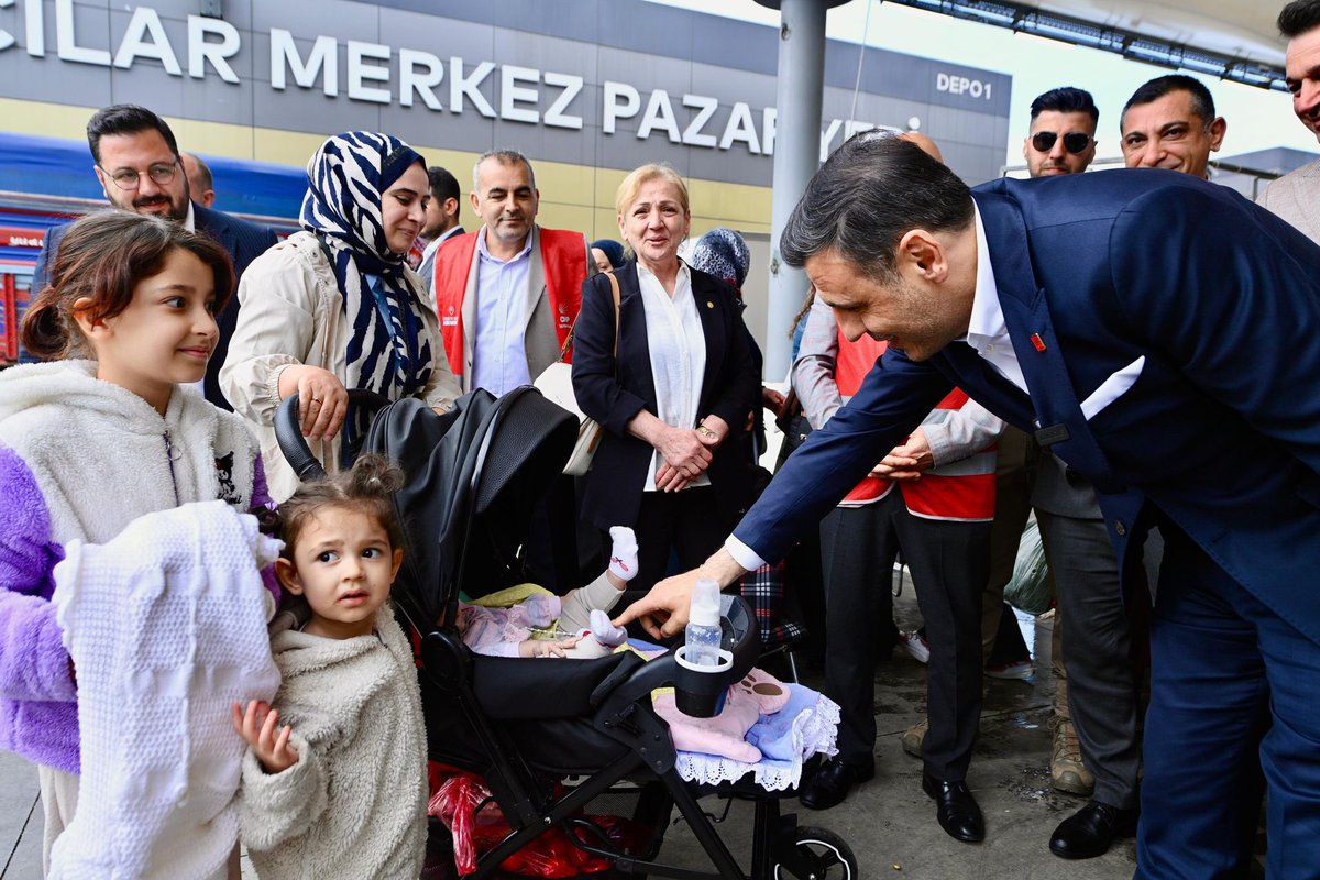 istanbulorgutu's tweet photo. Gerçek gücümüz halkımızdan geliyor.

İl Başkanımız Özgür Çelik, il yöneticilerimiz, Bağcılar İlçe Başkanımız Özkan Akar ve ilçe örgütümüzle birlikte Bağcılar Halk Pazarı’nı ziyaret ederek esnaf ve vatandaşlarımızla bir araya geldi.

Çarşıyla, pazarla, esnafla ve sokakla bağımızı dün olduğu gibi bugün de kesmeyeceğiz.