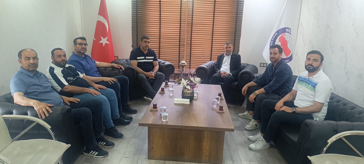 ebsdiyarbakir1's tweet photo. Mezopotamya ortaokulu müdürü Aziz Tuncay  ve beraberindekiler, siyonist İsrail’in uluslararası sularda hukuk tanımaz müdahlesiyle alkonulan Sumud Filosu aktivisti Şube Başkanımız Ramazan Tekdemir’i ziyaret edip verilen bu onurlu mücadele için dayanışma mesajlarını ilettiler https://t.co/uVzfIF5igY