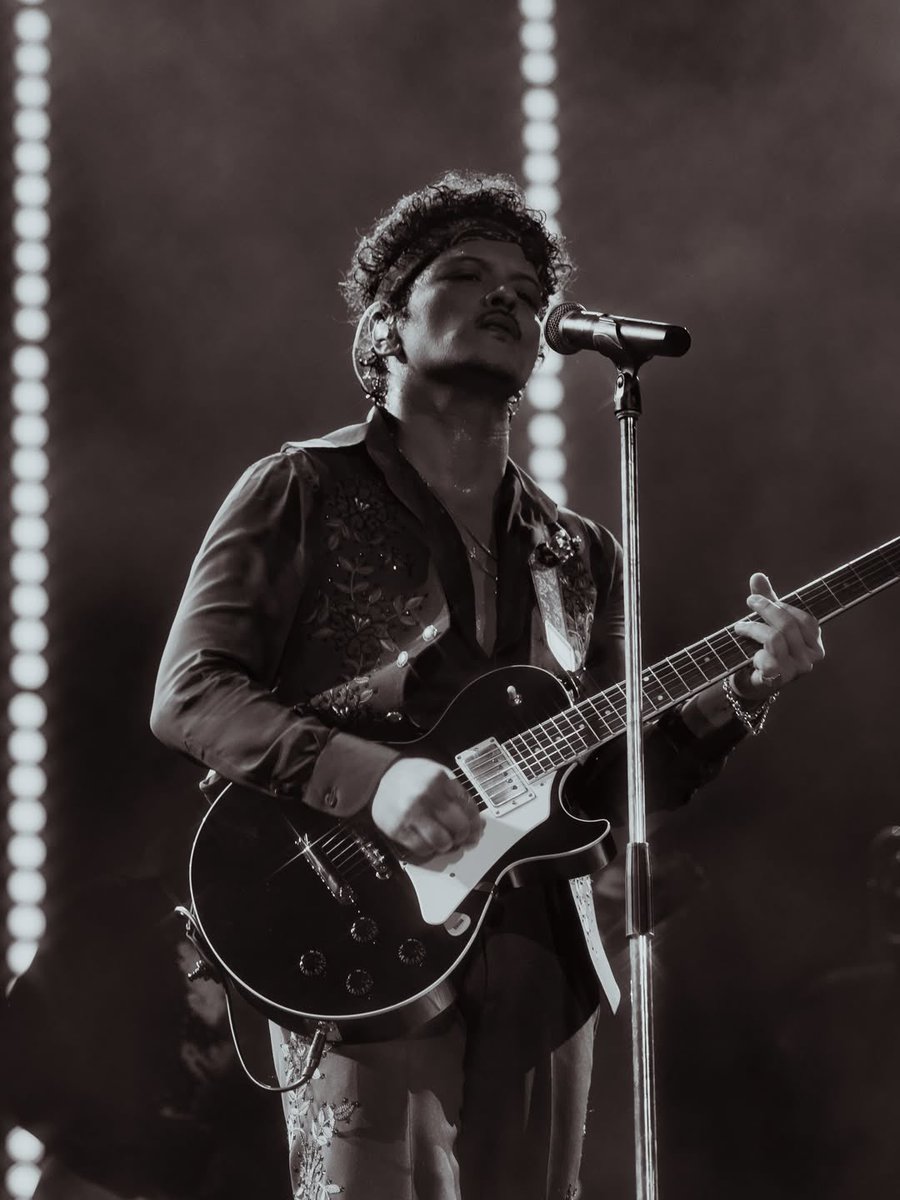 BrunoMarsAccess's tweet photo. O MAIOR! ‘I Just Might’, de Bruno Mars, segue sendo a música de 2026 MAIS VENDIDA nos Estados Unidos.

— ‘Risk It All’ também aparece na sexta posição entre as músicas mais vendidas do país. https://t.co/W8cDGcTfty