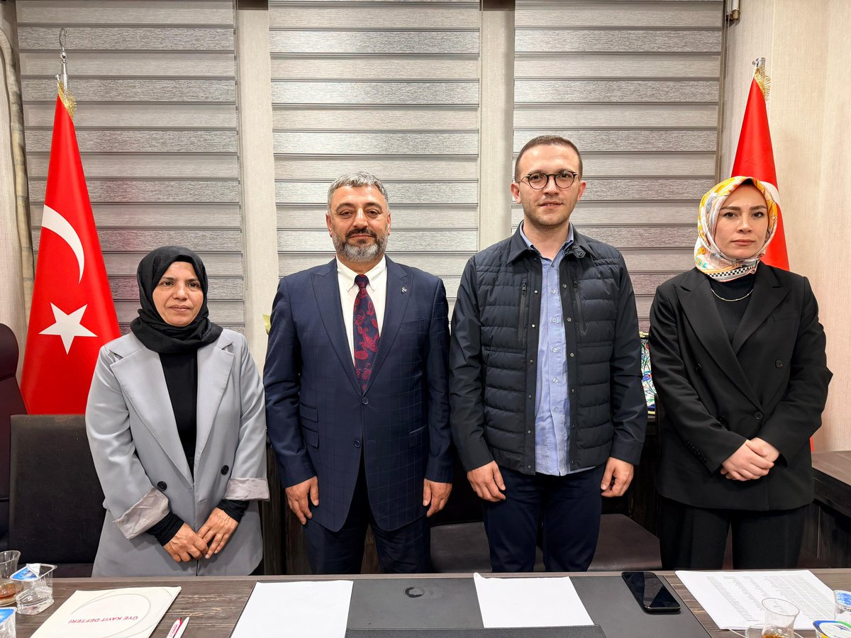 AKBeyoglu's tweet photo. Cumhur İttifakı ortağımız Milliyetçi Hareket Partisi Beyoğlu İlçe Başkanı @rizvanakcaymhp’a, İlçe Başkanımız @kasimfirat , Kadın Kolları Başkanımız @EvrenselNurgul, Gençlik Kolları Başkanımız @MehmetkurtulsAK ve Yönetim Kurulu Üyelerimizle birlikte hayırlı olsun ziyaretinde bulunduk. Nazik misafirperverliklerinden ötürü kendilerine teşekkür ederiz. 

#AkPartiBeyoğlu 
#AKPartiİstanbul
