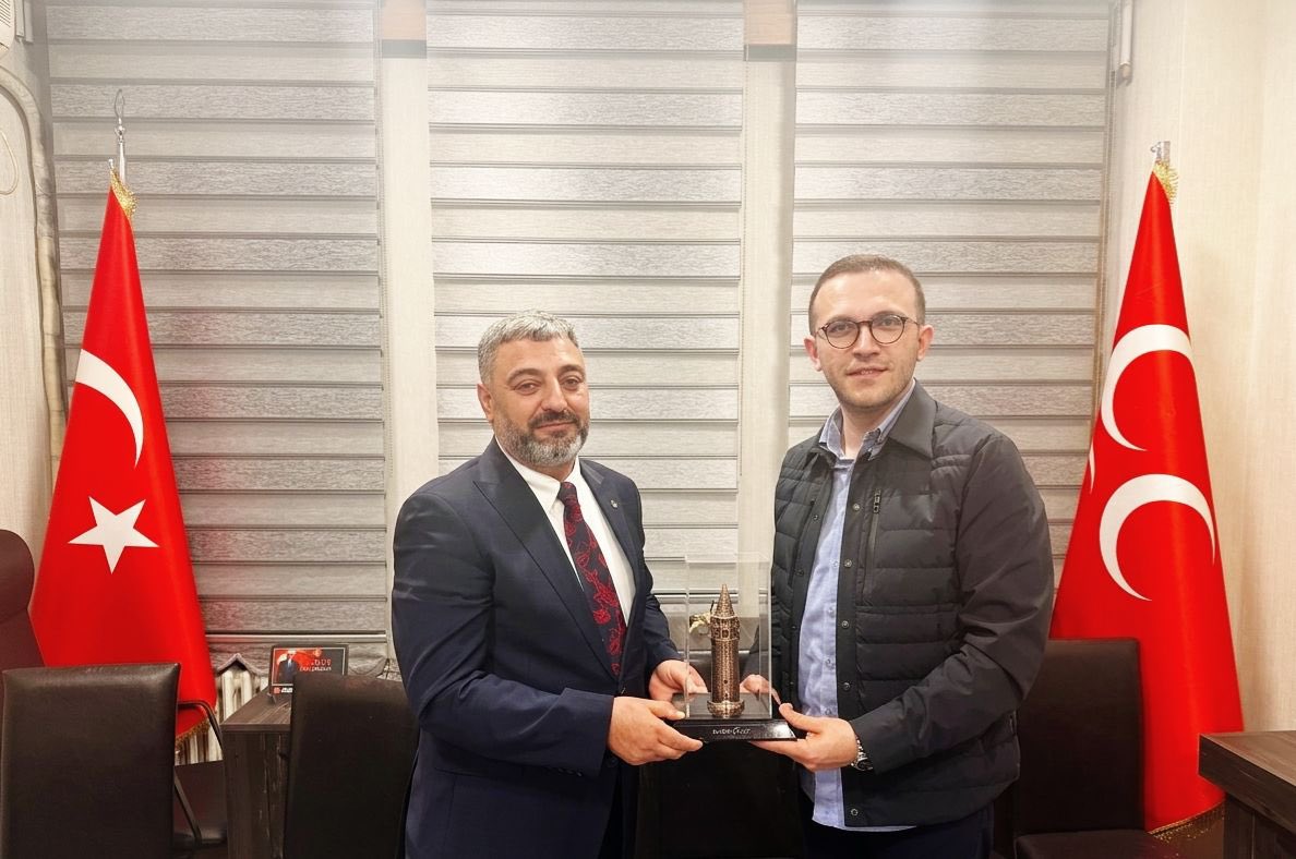 AKBeyoglu's tweet photo. Cumhur İttifakı ortağımız Milliyetçi Hareket Partisi Beyoğlu İlçe Başkanı @rizvanakcaymhp’a, İlçe Başkanımız @kasimfirat , Kadın Kolları Başkanımız @EvrenselNurgul, Gençlik Kolları Başkanımız @MehmetkurtulsAK ve Yönetim Kurulu Üyelerimizle birlikte hayırlı olsun ziyaretinde bulunduk. Nazik misafirperverliklerinden ötürü kendilerine teşekkür ederiz. 

#AkPartiBeyoğlu 
#AKPartiİstanbul