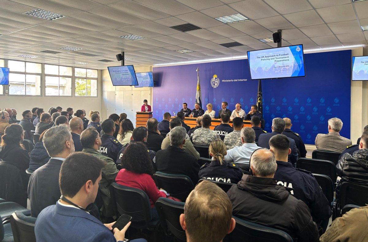 mal_green's tweet photo. Junto a la ministra interina del @Minterioruy abrimos la charla sobre la gestión de seguridad en eventos deportivos en 🇬🇧, a cargo del Jefe de Policía y Titular de @PoliceChiefs, Mark Roberts. La embajada sigue trabajado con 🇺🇾 en el intercambio de buenas prácticas de seguridad. https://t.co/3kYpFs8dke