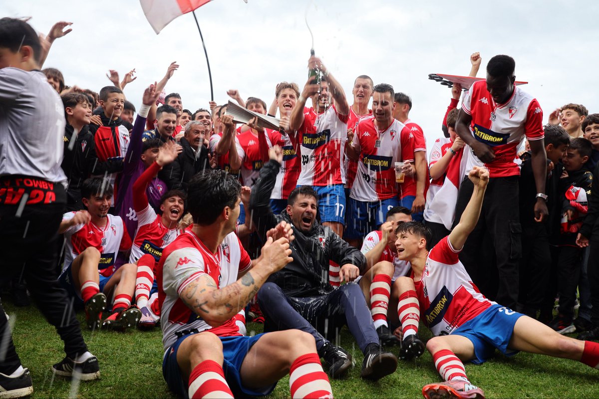 luciachbe's tweet photo. Era difícil imaginar un final de temporada más bonito. Solo los que tuvimos la suerte de vivir el día a día del club sabemos cuánto lo merecíamos. 
Mi agradecimiento especial a jugadores y cuerpo técnico por regalarnos un día tan especial. Estamos de vuelta. ❤️ https://t.co/IgUyBcrYRu
