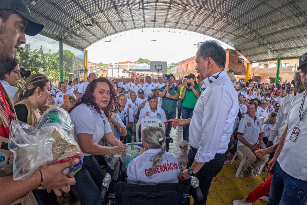 GoberNorte's tweet photo. 👴🏼👵🏼 Llegamos a #Teorama para acompañar y beneficiar a 600 adultos mayores con ayudas técnicas, apoyos nutricionales, kits de aseo y espacios de esparcimiento, llevando bienestar, cuidado y atención a quienes merecen todo nuestro respeto y gratitud. ❤️🖤
#Teorama214Años https://t.co/hltS4jMDbL