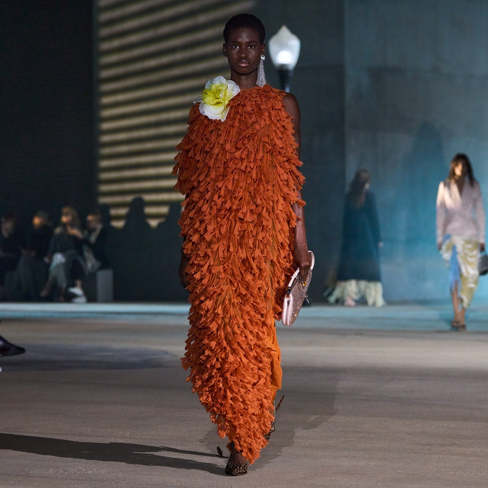 Dior's tweet photo. Dior Cruise 2027.

Jonathan Anderson's first cruise collection for Dior draws on the House's rich history in Hollywood.

The show space is like an outdoor film set, created in the grounds of LACMA to suggest an illusion of LA, in LA. 

#DiorCruise