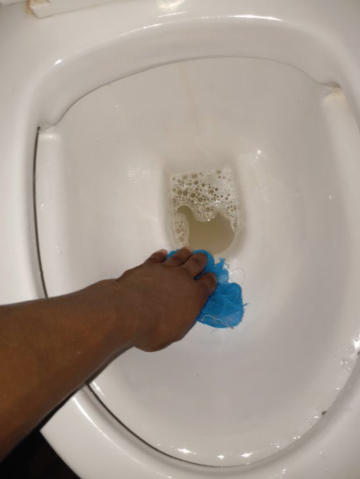 Solii__naise's tweet photo. Why would any sane human do this without gloves? https://t.co/KnoBkMLPaJ