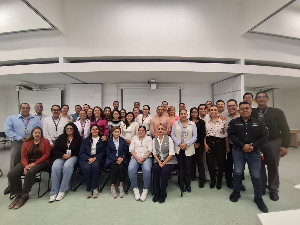 ISSSTE_mx's tweet photo. ¡Fortalecemos la atención primaria en equipo! 🤝🩺

Concluyó la primera de 4 sesiones del Taller de Mejora de la Calidad, una productiva jornada de 2 días donde líderes del ISSSTE y del equipo de la Dirección Médica se sumaron a la implementación de la estrategia HEARTS. 🏥✨

El objetivo es claro: nuestros líderes se preparan para replicar estos conocimientos en cada una de las subdelegaciones médicas de todo el país, fortaleciendo el primer nivel de atención y estandarizando procesos bajo un modelo de salud universal. 🇲🇽