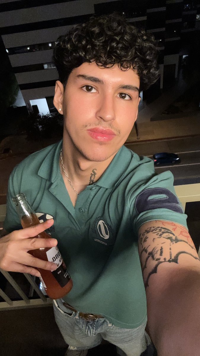 yrhkev's tweet photo. kick back n sip wit me? https://t.co/CmGZBxSLcj