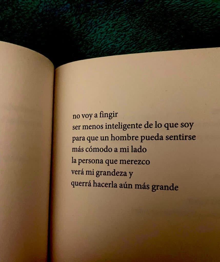 Cementedelibros's tweet photo. “No voy a fingir
ser menos inteligente de lo que soy
para que un hombre pueda sentirse 
más cómodo a mi lado
la persona que merezco…”
Autor: Rupi Kaur
Del libro: “todo lo que necesito existe ya en mi”
#cementeriodelibros https://t.co/v0OzKzvmKd
