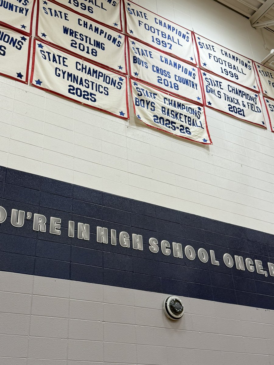 ONFlightCrew's tweet photo. A new banner up in the gym 🏀 congratulations boys basketball! 🦅 https://t.co/30wh22bRDn