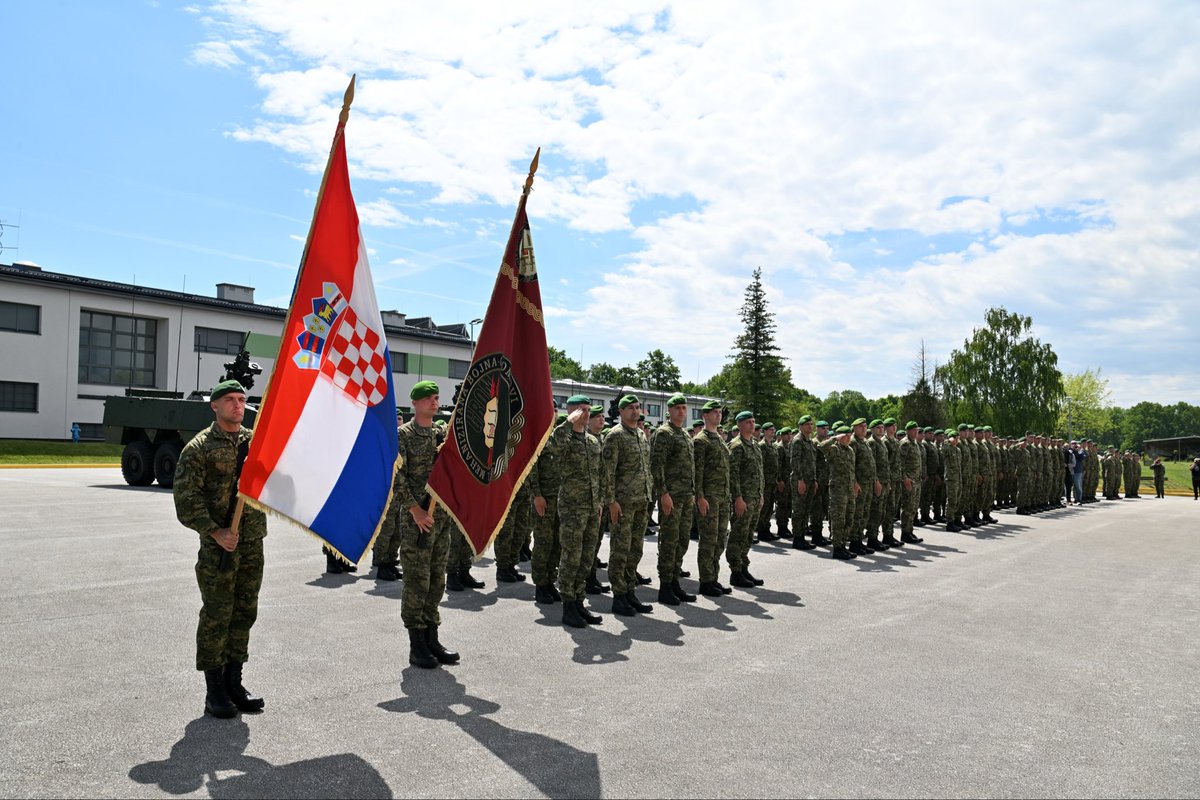 HRvojnik's tweet photo. U petrinjskoj vojarni svečano je obilježen Dan 2. mehanizirane bojne Gromovi i 35. obljetnica utemeljenja ratne 2. gardijske brigade a uručene su i beretke 36-orici novih pripadnika 2. mb Gromovi, koji su nedavno završili integracijsku obuku https://t.co/s2539T0LSC