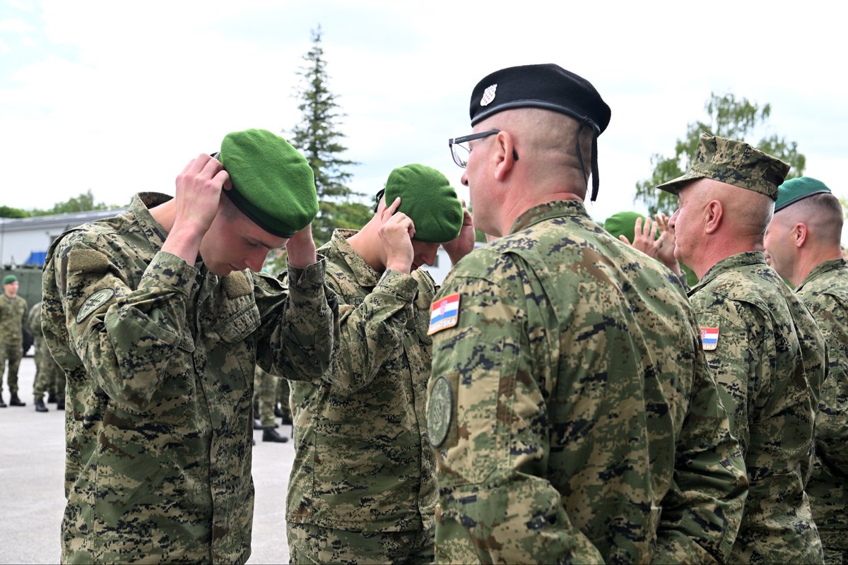 HRvojnik's tweet photo. U petrinjskoj vojarni svečano je obilježen Dan 2. mehanizirane bojne Gromovi i 35. obljetnica utemeljenja ratne 2. gardijske brigade a uručene su i beretke 36-orici novih pripadnika 2. mb Gromovi, koji su nedavno završili integracijsku obuku https://t.co/s2539T0LSC