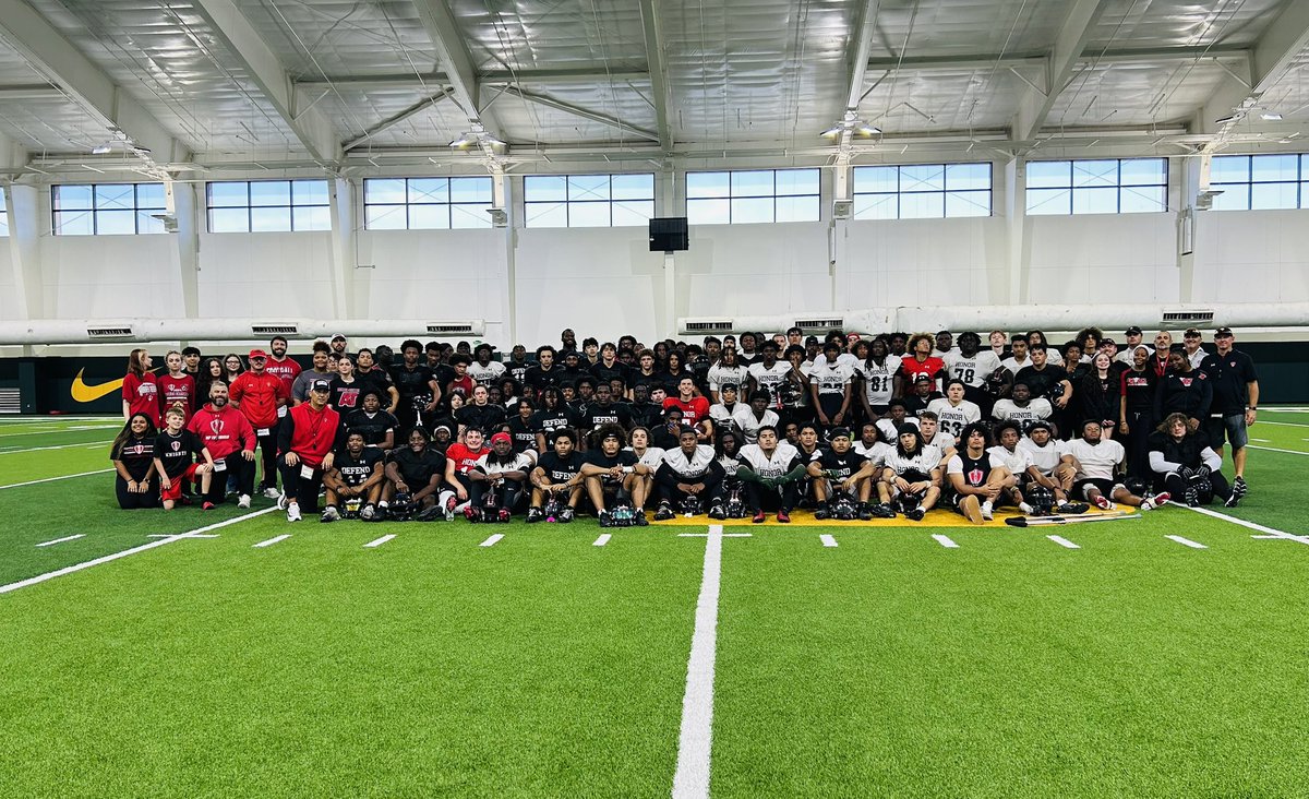 HHKnights_FB's tweet photo. KN1GHTS turn green &amp; GOLD for a day!

🛡️@HHKnights_FB ➕ 🐻 @BUFootball 
Thank you‼️

#RepTheShield 🛡️ | #HonorHeights ⚔️ https://t.co/XsuY1pidbh
