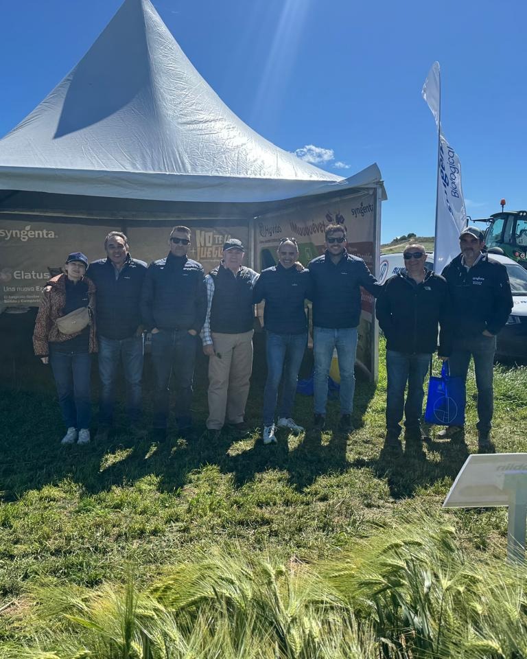 SyngentaES's tweet photo. 🌾 Finaliza una gran jornada en #Cultiva2026.

Hoy hemos tenido la oportunidad de compartir experiencias, innovación y mucho campo junto a agricultores y profesionales del sector que se han acercado al espacio de Syngenta, en el segundo día de las jornadas Cultiva.

Ha sido un placer mostrar nuestras soluciones en semillas y crop protection, hablar de nuevas genéticas, manejo del cultivo y seguir construyendo, entre todos, la agricultura del futuro 🚜🌱

Gracias a todos los que habéis pasado por nuestro stand, por las conversaciones, el interés y la confianza.

Nos llevamos una jornada llena de aprendizaje, cercanía y pasión por el campo. ¡Nos vemos en la próxima! 👨‍🌾🌾