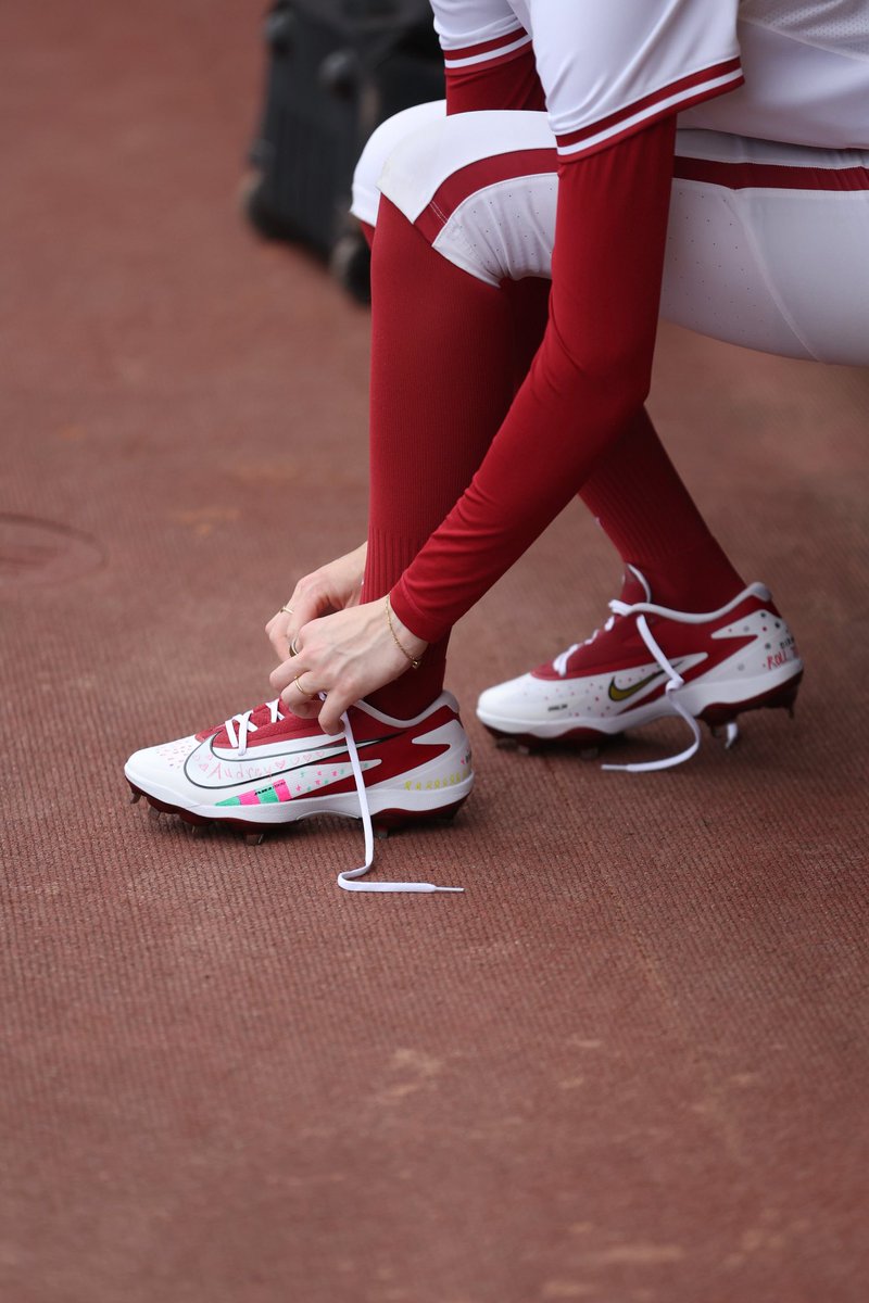 Triumph2gether's tweet photo. Aubrey’s love for softball shines through every challenge. ❤️ While battling Ewing’s Sarcoma, she got an unforgettable experience at the Alabama softball game — touring the locker room and field, and designing custom cleats with Larissa that she wore during the game that night! https://t.co/iQPnh7jUuf