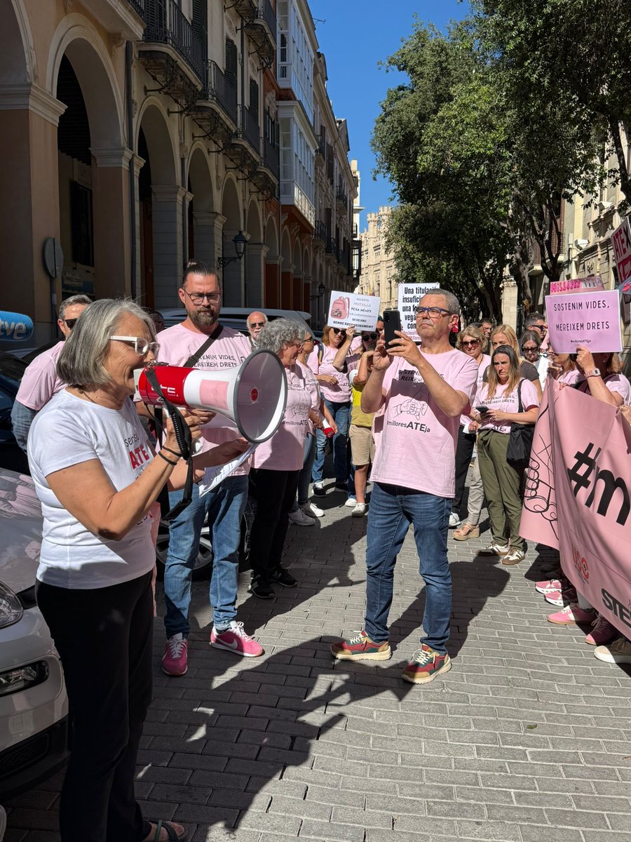 psibpsoe's tweet photo. 🏫 Avui les auxiliars tècniques educatives (ATE) s’han mobilitzat per reclamar estabilitat, reconeixement i condicions dignes. Fan una feina imprescindible per garantir la inclusió a les aules, però el Govern les manté en precarietat.
📌 Contractes de 12 mesos, adscripció estable i reclassificació professional: no són privilegis, són drets.
Des del PSIB les hem acompanyat perquè ho tenim clar: sense ATE no hi ha educació inclusiva.
Ara toca que el Govern compleixi.