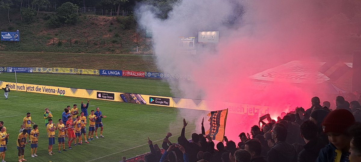 nilliskuh's tweet photo. Prima potje , aardig spel , 2-0 winst #FirstVienna
Verdomd lekkere Käsekrainer en kleine pyro als toetje.
Volop murals in de omgeving
#groundhoppen #Wenen was weer #genieten https://t.co/7QpoeUW00F