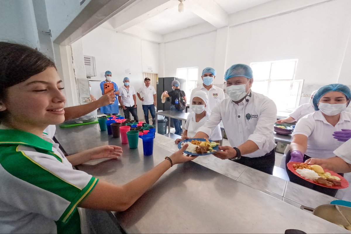 GoberNorte's tweet photo. 🍛 Visitamos el Programa de Alimentación Escolar PAE en #Teorama para supervisar su correcto funcionamiento y garantizar que niños, niñas y jóvenes reciban oportunamente su complemento alimentario en las instituciones educativas del municipio. 🤩👏🏫
#Teorama214Años https://t.co/6NEjHegtoi