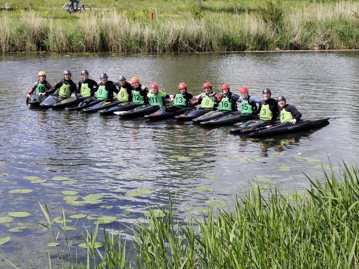 KVWaterwolf's tweet photo. Na een mooie openingsspeech en ‘startbal’ door wethouder @MarietteSedee begon onze Open Dag met een mooie #kanopolo wedstrijd Daarna werd er door bezoekers een kanotocht gevaren en ondertussen was er wat lekkers te halen bij de foodtruck The Grilling Dutchmen. Onze club💪🏻 #Trots https://t.co/yYOQwIBBJN