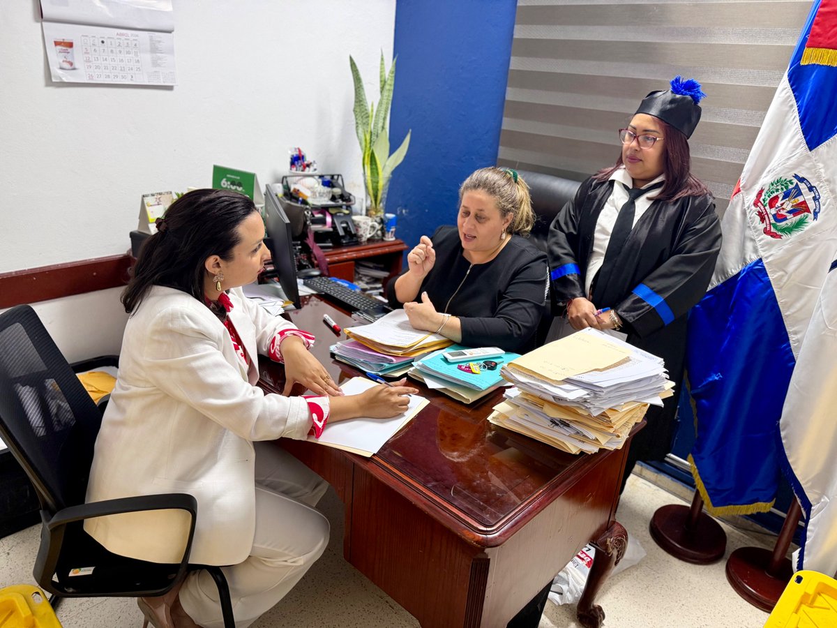 FiscaliaLMF's tweet photo. "La comunicación efectiva comienza con la escucha" Margie Viloria Caraballo, procuradora fiscal titular durante la reunión de coordinación con la enlace de prensa PGR. https://t.co/Qc2FDapGyR