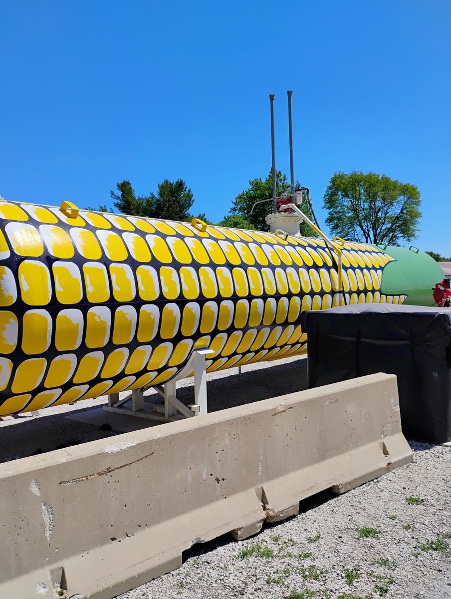 GLFarmers's tweet photo. The paint job on the Minier fuel tank is A-MAIZE-ING! https://t.co/gxJIksZ0Qn