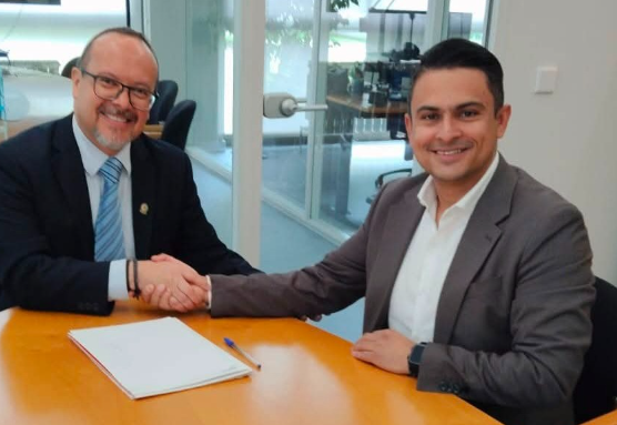 RecadeEcuador's tweet photo. 🤝 Firma de Cooperación Binacional en Pamplona

Las autoridades de RECADE y  ACOFADE (Colombia) se reunieron en España para oficializar una alianza estratégica que transformará la educación jurídica binacional.
¡Seguimos uniendo fronteras a través del Derecho! 🇪🇨🇨🇴 https://t.co/kqCoeZdo0N