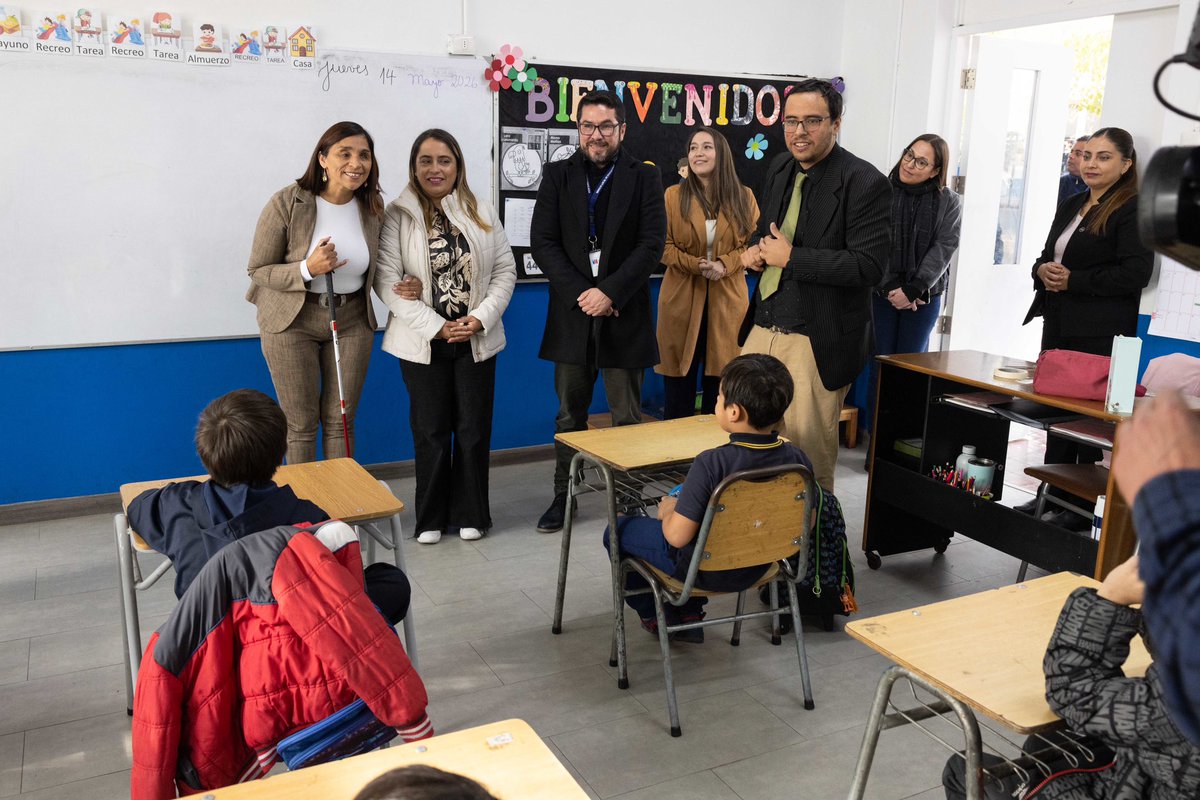 DignidadFabiola's tweet photo. 🩷 SENADOR EN TU SALA • Hoy tuve la maravillosa oportunidad de recorrer y compartir con los alumnos del Centro Educacional Enrique Backausse de la comuna de Pedro Aguirre Cerda. 

Ellos son futuros, pero también son el presente, y tenemos el deber de ESCUCHARLOS y que TOMEN DECISIONES. 🏫🧑‍🏫🩷