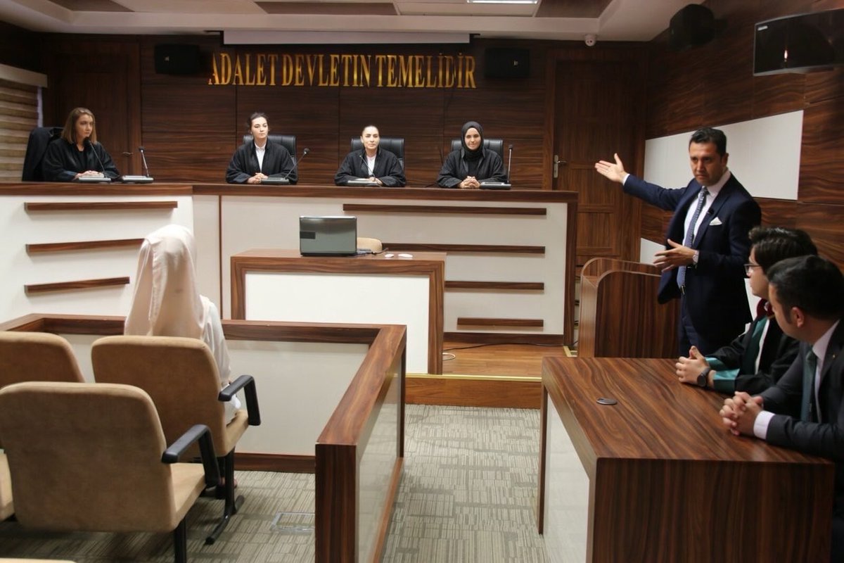 sontv_'s tweet photo. İstanbul Adliyesi’nde ağır ceza duruşmasında ağır hakaretler! 
▪️İstanbul 34. Ağır Ceza Mahkemesi’nde görülen uyuşturucu dosyasının duruşmasında sanık müdafii Avukat Kerim Bahadır Şeker’in Mahkeme Başkanı Zafer Taşkın’a “terbiyesiz” diye bağırdığı, koruma polisiyle tartıştığı ve yaşanan olaylar sonrası mahkeme heyetinin salonu terk ettiği öğrenildi. 
▪️Olayla ilgili tutanak tutulurken, başsavcılık ve baro süreci de gündeme geldi. Detaylar SON TV’de.

https://t.co/WCrHBFo1RJ