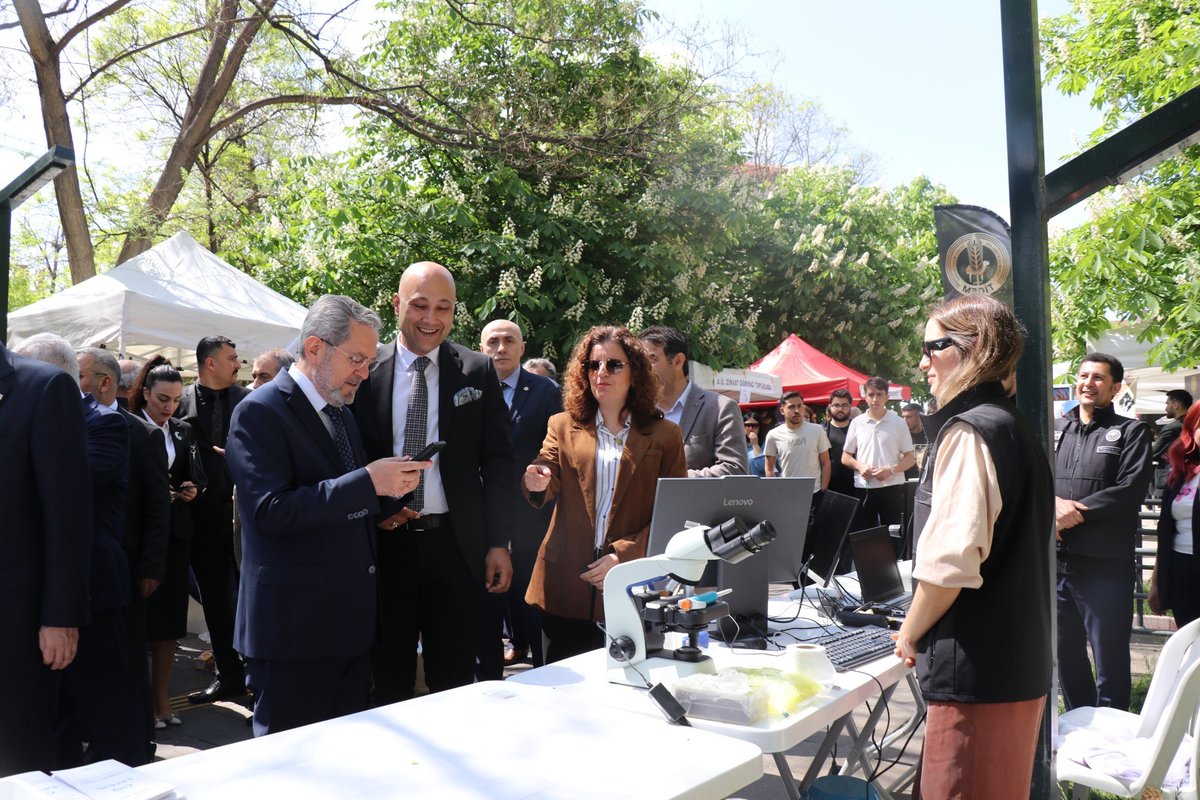 halkelindeislah's tweet photo. Festival boyunca katılımcılar;
🚁 Akıllı tarım teknolojileri ve dron uygulamalarını
🐟 Su ürünleri çalışmalarını
🐣 Yerli kanatlı hibrit hatlarını
🐑 Hayvancılık ve genetik projelerini yakından inceleme fırsatı buldu.

@erdincveske @AnkaraUni
@bahridagdas @LalahanU @bandirmakaem https://t.co/JgJBgQYzcr