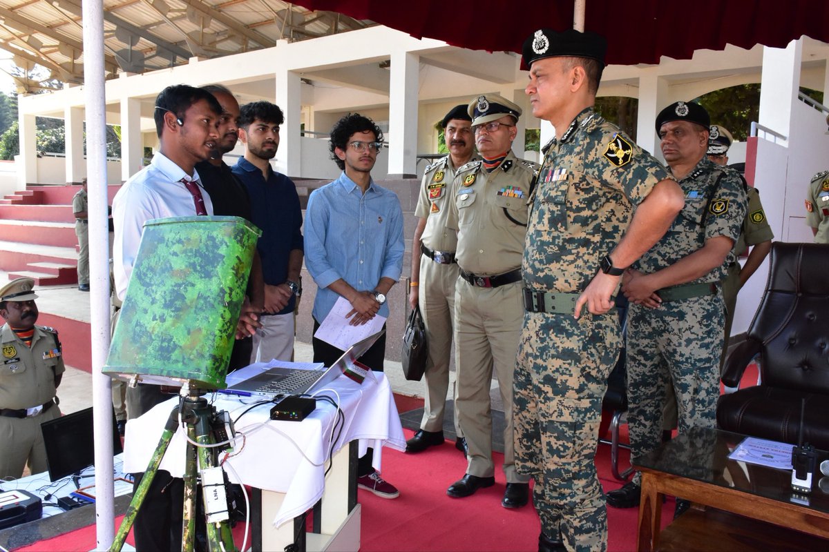 PretasDef's tweet photo. This is us demonstrating our first prototype to the Director General of BSF. https://t.co/vO4t2bZUdA