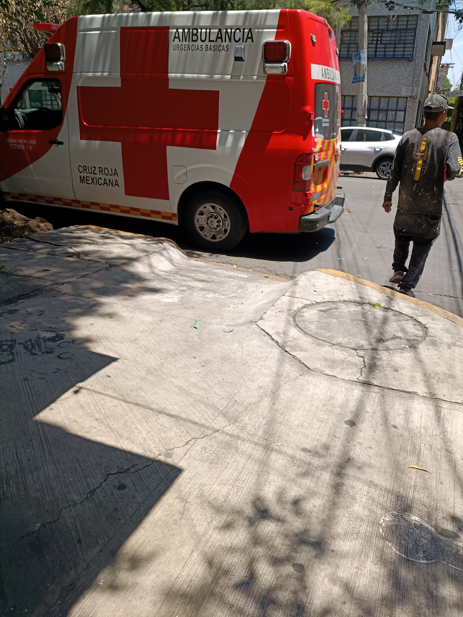 Ravilaramirez's tweet photo. @CruzRojaInforma 
Cómo me encanta este tipo de tripulación que estacionan la ambulancia en dónde sea sin respetar ,en este caso rampa para minusválido 
Ojo Cruz roja https://t.co/I6NsPrYI7U
