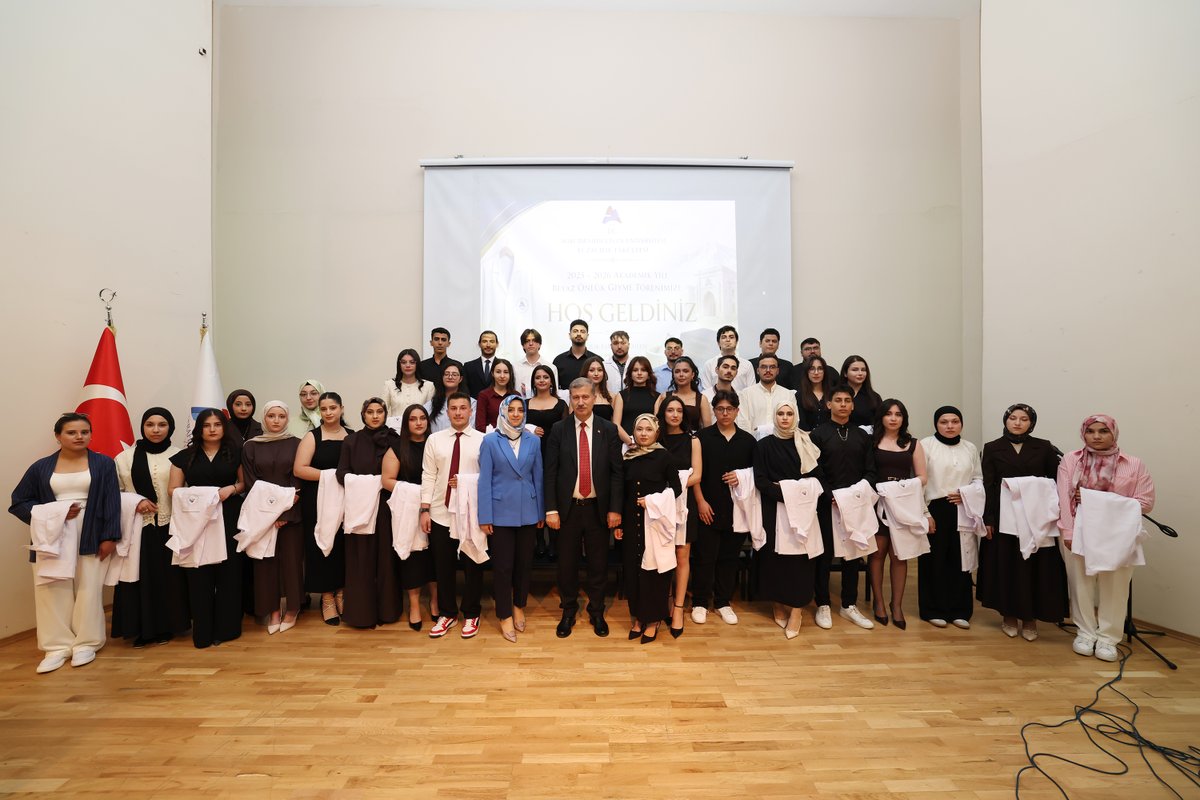 aicuni2007's tweet photo. #AİÇÜ Eczacılık Fakültesi Beyaz Önlük Giyme Töreni Gerçekleştirildi 🩺

Üniversitemiz Eczacılık Fakültesi tarafından düzenlenen “Beyaz Önlük Giyme Töreni”, Rektörümüz Prof. Dr. İlhami Gülçin’in katılımıyla gerçekleştirildi.📌

Recep Tayyip Erdoğan Kültür ve Kongre Merkezi Selçuklu Konferans Salonunda düzenlenen programa; Rektörümüz Prof. Dr. İlhami Gülçin, üniversite üst yönetimi, Eczacılık Fakültesi Dekanı Prof. Dr. Mucip Genişel, akademisyenler, öğrenciler ve aileleri katıldı.📌

Programda konuşan Rektörümüz Prof. Dr. İlhami Gülçin, beyaz önlüğün; emeğin, sorumluluğun, fedakârlığın ve insan hayatına duyulan saygının simgesi olduğunu belirterek, "Siz değerli öğrencilerimizin bugün giyeceği bu önlük, gelecekte üstleneceğiniz kutsal görevin de en anlamlı sembollerinden biridir. Eczacılık mesleği; sağlık sisteminin vazgeçilmez yapı taşlarından biri olmasının yanı sıra toplum sağlığının korunması, bilinçli ilaç kullanımı ve sağlık hizmetlerinin sürdürülebilirliği açısından da son derece önemli bir misyona sahiptir" ifadelerini kullandı.📌

Beyaz önlük giyecek öğrencileri ve ailelerini tebrik eden Prof. Dr. Gülçin, "İnsan sağlığı için büyük özveriyle görev yapan tüm eczacılarımızın ve eczacılık camiamızın Eczacılık Haftası’nı en içten dileklerimle kutluyor; sağlık, başarı ve huzur dolu bir meslek hayatı diliyorum" dedi.📌
P
rogramda Rektörümüz Prof. Dr. İlhami Gülçin, Eczacılık Fakültesi öğrencilerine beyaz önlükleri giydirdi. 📌

Tören, toplu fotoğraf çekimi ile sona erdi. 📸

#AğrıİbrahimÇeçenÜniversitesi #Ağrı #BeyazÖnlük #Eczacılık