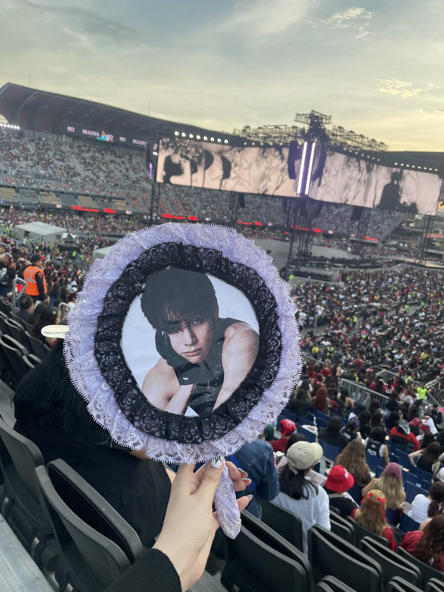 googie vio a bts y escucho just one day en vivo tweet media