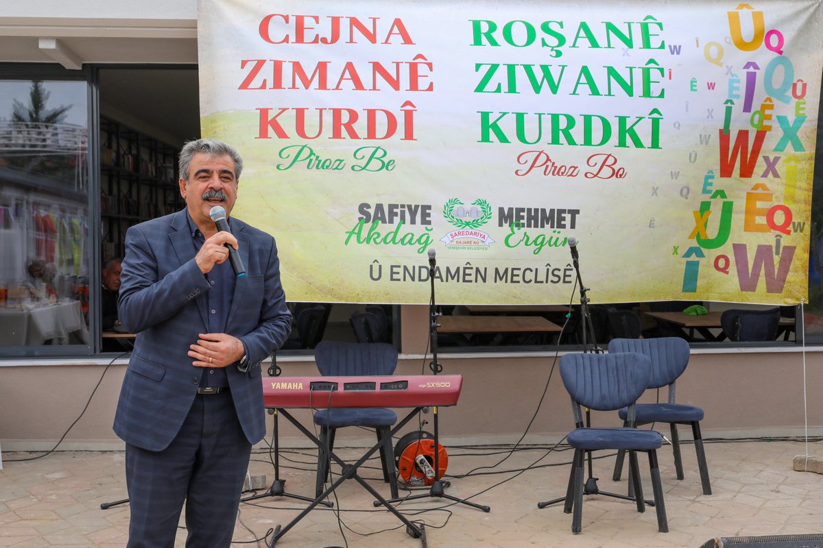 Yenisehirbldi21's tweet photo. Di Roja Zimanê Kurdî de, bal kişandin ser zimanê dayikê, çand û Bîrê

✅Şaredariya me, ji bo 15ê Gulanê Roja Zimanê Kurdî, li Pirtûkxaneya Giştî ya Rojin Kabaiş bi mijara "Hevdîtina bi deng, gotin û bîra Kurdî re" rêzeçalakî li dar xist. Çalakiyan performansên dengbêjan, xwendina muzîk û helbestan, performansên erbanê, konserek û pêşbirkek quizê di nav xwe de girtin, ku bal kişandin ser dewlemendiya zimanê Kurdî û girîngiya parastina bîra civakî û mîrata çandî ya wê.

📌Bernameya ku ji aliyê Rêveberiya Çand û Karûbarên Civakî ya Pirtûkxaneya Giştî ya Rojîn Kabaiş ve hate organîzekirin, Hevşaredarên me Safiye Akdax û Mehmet Ergün, endamên meclîsa me, cîgirên hevserok, serokên yekîneyan, xwendekar, MED-DER, Meclîsa Kirmanckî, nivîskarên Kurd, Serokê Odeya Çandiniyê ya Yenîşehîrê Süleyman Îskenderoglu, Seroka Meclîsa Jinên Karsaz a Odeya Bazirganî û Pîşesaziyê ya Amedê(DTSO) Filiz Ekingen, û her weha gelek welatî û zarok beşdar bûn.

✅️Hevşaredara me Safiye Akdax di axaftina xwe ya vekirinê de Roja Zimanê Kurdî li her kesî pîroz kir û diyar kir ku zimanê dayikê bingeha jiyanê ye û dayik mamosteyên vî zimanî ne. Wê bal kişand ser wê yekê ku zarok û ciwan ji ber polîtîkayên asîmîlasyonê yên bi taybetî têne sepandin ji ziman û çanda xwe ya dayikê dûr dikevin û got, "Her ziman ji bo me pir bi qîmet e. Her zimanrengek e. Lê zimanê me hîn jî qedexe ye, zimanê me hîn jî bê statu ye. Ji ber vê yekê, divê em ziman û çanda xwe hîn bêtir biparêzin. Divê her kes bi zimanê xwe biaxive û zimanê xwe yê dayikê fêrî zarokên xwe bike. Heke zimanê me winda bibe, em ê wekî neteweyek û ji hêla çandî ve winda bibin."

📌Piştî vê yekê, Hevşaredarê me Mehmet Ergün diyar kir ku îro ji bo Kurdan rojek pîroz e û got, "Em li ku bin bila bibin, bila em bi zimanê xwe biaxivin û biparêzin. Ziman çand, nasname û jiyan e. Dayikên me zimanê me anîne vê rojê; wekî din, ew ê bihata jibîrkirin. Divê em di her aliyê jiyanê de bi zimanê xwe biaxivin û biparêzin. Ger zimanê me dewlemend bibe, çand û nasnameya me jî dê xurt bibe. Ez Roja Ziman li her kesî pîroz dikim."

Çalakî bi pêşkêşkirina dengbêjan Sidikê Farqînî û Rêdur Serqan, her wiha bi muzîk, helbest, erbanê (defê Kurdî) û konserekê berdewam kir.

⬇️⬇️

Roja Roşanê Ziwanê Kurdkî de Ziwanê Dayîke, Kultur û Vîr Ser o Bale Ameye Antene

Şaredarîya Yenîşehîrî bi manayê 15ê Gulane Roja Roşanê Ziwanê Kurdkî, bi sloganê “Ma bi veng, vate û vîrê Kurdkî yenê pêser” Kitabxaneyê Şarî yê Rojîn Kabaîş de yew rêze çalakîyî viraştî. Bi programanê sey dengbêjî, muzîk, şîîr, erbane, konser û musabeqaya zanistî; bala merdiman ante zengînîya ziwanê Kurdkî û muhîmîya pawitişê vîrê komelkî û mîrasê kulturî ser o.

Programo ke hetê Mudirîya Kultur û Karê Sosyalî ra Kitabxaneyê Şarî yê Rojîn Kabaîş de ame amadekerdene, program de Hemşaredara ma Safîye Akdag û Mehmet Ergun, endamê meclîsî, hetkarê hemşaredaran, mudirê beşan, wendekarî, temsîlkarê MED-DER’î, Meclîsê Kirmanckî (Zazakî), Nuştoxê kurdî, Serekê Odaya Ziraatî ya Yenîşehîrî Suleyman Îskenderoglu, Serekê Meclîsê Cinîyan ê Karî yê DTSO Filîz Ekîngen û zaf hemwelatî û gedeyî amade bîyî.

Akerdişê çalakî de Hemşaredara ma Safîye Akdag qisey kerd û Roşanê Ziwanî yê her kesî pîroz kerd. Akdag dîyar kerd ke ziwanê dayîke bingeyê cuye yo û mayî zî mamosteyê nê ziwanî yê. Akdag bi taybetî bale ant serê polîtîkayanê asîmîlasyonî û vat ke wazenê gedeyan û ciwanan ziwan û kulturê înan ra dûrî fînenê. Akdag qiseykerdişê xo wina domna: “Her ziwan seba ma zaf biqîmet o. Her ziwan yew dinya yo, yew reng o. Labelê ziwanê ma hema zî qedexe yo, statuyê ziwanê ma çin o. Nê semedî ra, ganî ma hîna zaf wayîrê ziwan û kulturê xo vejîyê. Ganî her kes bi ziwanê xo qisey bikero û ziwanê maye bimusno gedeyanê xo. Ziwan her çîyê ma yo; eke ziwan şêro, ma zî sey netewe û sey kulturî tîya ra şonê, nêmanenê.”

Dima Hemşaredarê ma Mehmet Ergunî qisey kerd û vat ke ewro seba kurdan rojêka pîroz a. Ergunî wina vat: “Ma kamca de bibê, ganî ma bi ziwanê xo qisey bikerê û ey bipawê. Ziwan; kultur o, nasname yo û cuye yo. Ziwanê ma heta ewro bi saya mayanê ma ameyo; eke ê nêbîyênê no ziwan ameyêne vîrkerdene. Ganî ma her warê cuye de bi ziwanê xo qisey bikerê. Eke ziwanê ma zengîn bibo, kultur û nasnameyê ma zî bihêz beno. Ma xizmetê şaredarîye bi ziwanê xo dayê û no zî berpirsîyarîya ma yo. 

Çalakî bi vengê dengbêjan Sidiqê Farqînî û Rêdur Serqanî, muzîk, şîîre, erbane û konserî dewam kerd. Programo ke tede seba gedeyan musabeqaya zanistî ya Kurdkî zî est bîye, bi coşêko pîl qedîya.

#yenişehirbelediyesi
#15gulanCejnazimanêKurdî