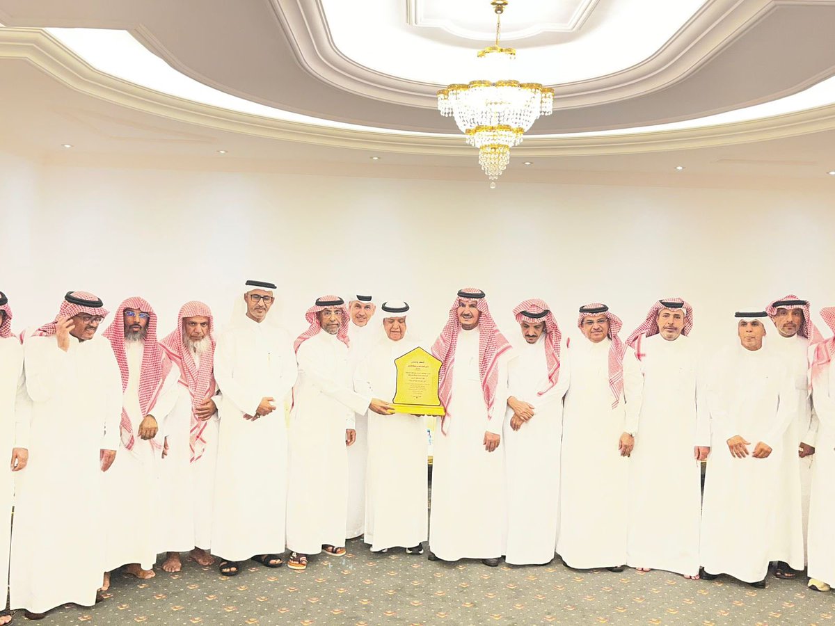 DrM_Alnassar's tweet photo. أول دفعة من خريجي مدرسة عثمان الابتدائية يزورون  المربي الشيخ ناصر بن عبدالله الزكري مدير المدرسة  نظير حهود المباركة في التوجيه والإرشاد وعرفانًا بفضله ووفاءً لمسيرته التربوية 
بحضور رئيس مركز حوطة سدير الأستاذ فهد الزكري https://t.co/3DyXPzXddH